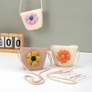 Detailansicht handgefertigter Strohtaschen für Kinder mit Stoffblumen und Baumwollseil