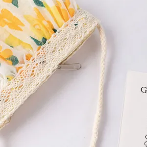 Detalle del bolso bandolera de paja floral con encaje y cremallera para niñas