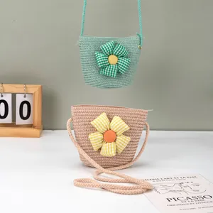 Detailaufnahme der Strohtaschen für Kinder mit Karoblume und mintgrünem Kordelriemen