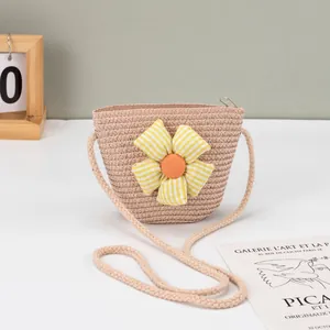 Detail der Kinder Stroh Umhängetasche mit Sonnenblumen Dekor und Reißverschluss