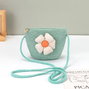Detailansicht der minzgrünen geflochtenen Strohtasche mit Stoffblume und Reißverschluss