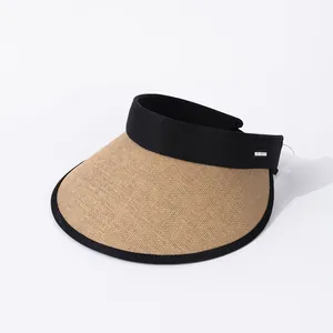 Visera de paja tejida para mujer con ala ancha y detalle metálico plateado elegante
