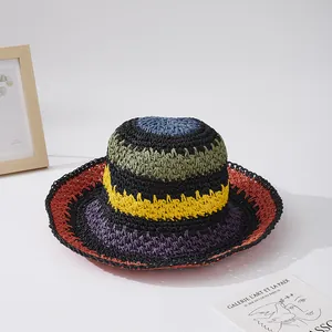 Bunter handgefertigter Regenbogen-Strohhut mit breiter Krempe und Boho-Stil für den Sommerurlaub