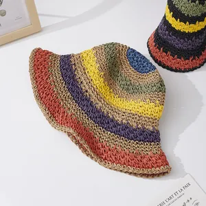 Handgefertigter Strohhut mit bunten Regenbogenstreifen und breiter Krempe für den Sommer