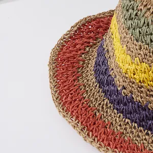 Detailaufnahme der gewebten Textur und der bunten Streifen eines Sommer-Strohhuts für Damen