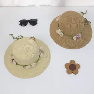 Nahaufnahme von Sommer-Strohhüten mit Blumen-Spitzendekor und Webtextur-Details