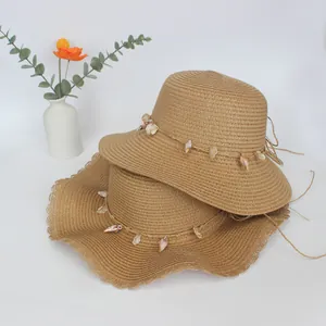 Damen Vintage Strohhut mit gewellter Krempe und Muschel-Dekor für Strandurlaub und Sonnenschutz