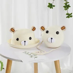 Detail van strooien kinderhoed en bijpassende tas met schattige berenoren 3D design