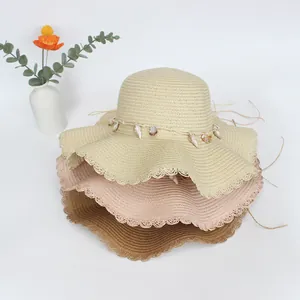 Sommer Strohhut mit breiter Krempe, Wellenrand und Muschelverzierung für den Sonnenschutz