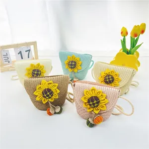 Detailansicht der gewebten Kindertaschen in fünf Pastellfarben mit Sonnenblumen