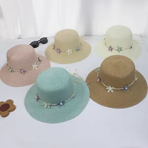 Detail von fünf bunten Strohhüten mit Perlenakzenten und floralen Banddekorationen für Damen