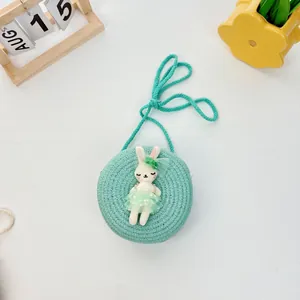 Minzgrüne runde Strohtasche für Kinder mit niedlicher Hasen-Plüschfigur Dekoration