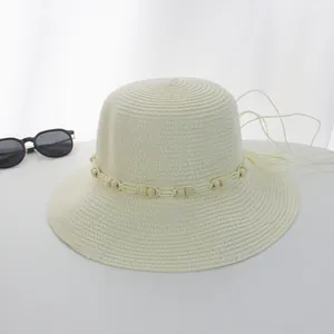 Detailaufnahme von Sommer-Strohhut mit Holzperlen und Quasten-Dekorationen