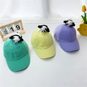 Detailansicht der Kinder-Panda-Baseballkappen in Mint, Gelb und Lavendelfarben