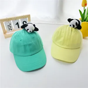 Detailansicht der mintgrünen und gelben Baseballcaps für Kinder mit Plüsch-Pandas