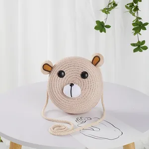 Detailweergave van een schattige beige strooien beige strooien crossbodytas voor kinderen met berengezicht