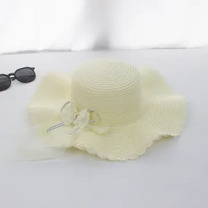 Detailaufnahme Strohhut mit Wellenrand, eleganter Netzschleife und Perlenbesatz