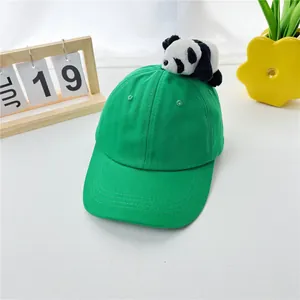 Detailansicht einer grünen Panda-Kappe mit 3D-Plüschfigur und Baumwoll-Canvas-Textur