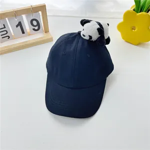 Detailansicht der schwarzen Baumwollkappe mit einem niedlichen 3D-Plüschpanda oben