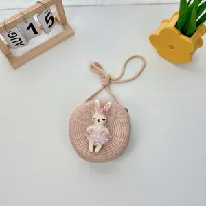 Runde rosa Strohtasche für Kinder mit niedlicher Plüschhase im rosa Tutu-Kleidchen