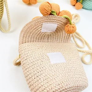 Handgefertigte Kinder-Strohtasche mit Orangen-Dekor und gewebtem Schultergurt