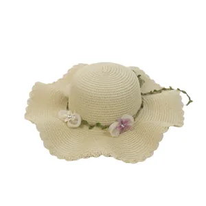 Sommer Damen Strohhut mit eleganten Netzblumen und großer gewellter Krempe als Sonnenschutz