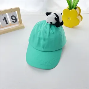 Detailansicht der mintgrünen Panda-Baseballkappe mit Plüschtier und Baumwolltextur