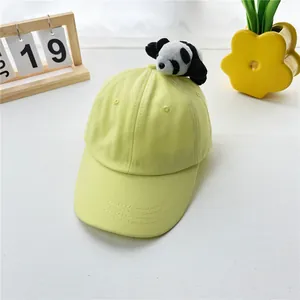 Detailansicht der gelben Kinder-Baseballkappe aus Baumwolle mit süßer Panda-Puppe
