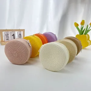 Set mit sieben bunten runden Stroh-Umhängetaschen für Kinder in minimalistischem Wohnambiente