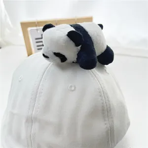Detail der weißen Baumwoll-Basecap mit süßem Plüschpanda für Kinder und Babys