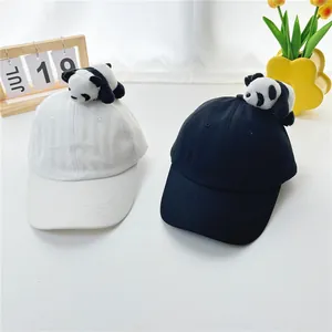 Detail von schwarz-weißen Baseballkappen mit niedlichen 3D-Plüsch-Pandapuppen