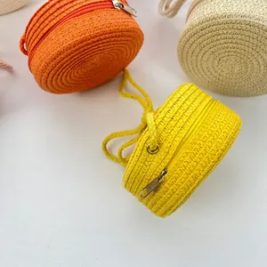 Mini sacs bandoulière ronds en paille pour enfants en textures orange, jaune et beige