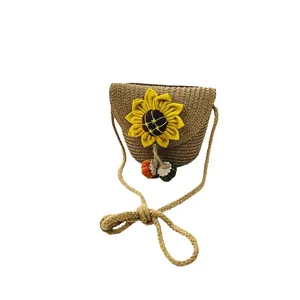 Stroh-Umhängetasche für Kinder mit 3D-Sonnenblume und bunten Quasten-Anhängern