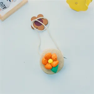 Détail du sac rond en paille avec fleur orange et fermeture éclair pour petites filles