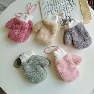 Detailansicht von Fleece-Fäustlingen in fünf Farben mit Windschutzbündchen und Kordel