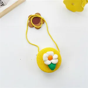 Petit sac rond en paille pour enfants jaune avec fleur décorative et bandoulière fine