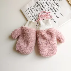 Detail von rosa gefütterten Baby-Handschuhen aus Plüsch mit praktischem Nackenband