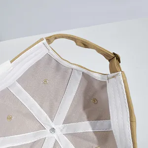 Innendetail der khakifarbenen Baseballkappe mit Netzfutter und verstellbarem Metallschnallenriemen