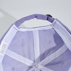 Innendetails der lila Kinder-Baseballkappe aus Acryl mit verstärkten Nähten und Metallschnalle