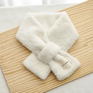 Écharpe d'hiver en fausse fourrure blanche pour femme avec design croisé élégant et patch