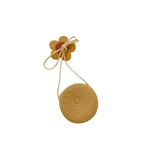 Runde Stroh-Umhängetasche für Kinder mit Blumenanhänger für Sommerreisen und Freizeit
