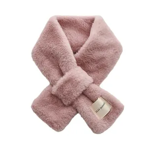 Écharpe croisée en peluche rose pour femme avec texture douce et écusson à lettres
