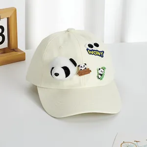 Cappellino da bimbi color crema con testa di panda in peluche 3D e ricami a cartone