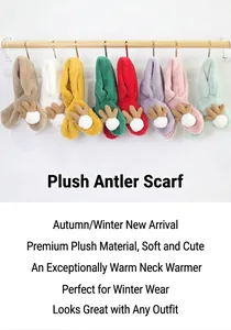 Primer plano de bufandas de invierno para niños con astas y pompones en 8 colores vivos
