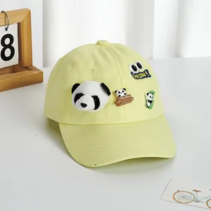 Dettaglio di un cappello da baseball giallo per bambini con panda 3D e ricamo WOW