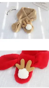 Detalle de bufandas de felpa de reno en caqui y rojo con pompones suaves para niños