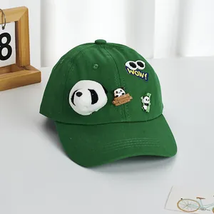Dettaglio del berretto verde per bambini con panda di peluche 3D e ricamo WOW