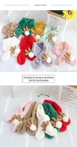 Detalle de bufandas coloridas de peluche con cuernos de reno y suave piel sintética