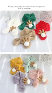 Detail van pluche winter sjaals voor kinderen met rendiergewei in diverse kleuren