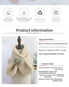 Vue détaillée de l'écharpe en peluche dinosaure pour enfants avec texture douce et taille